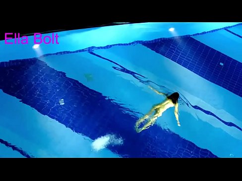 ❤️ Non podo deixar de mirar, unha moza loira que é sorprendida nadando espida na piscina do resort ELLA BOLT ️  Sexo en nós ﹏