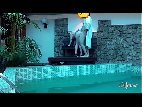 ❤️ O xefe invita a criada á piscina, pero non puido resistirse a un quente ️  Sexo en nós ﹏