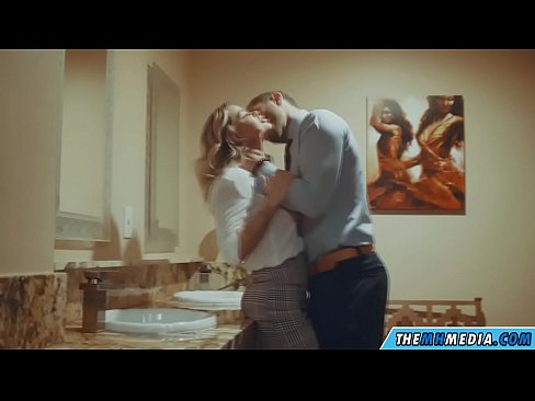 ❤️ Cando unha loura tetona seduce nun baño público ️  Sexo en nós ﹏